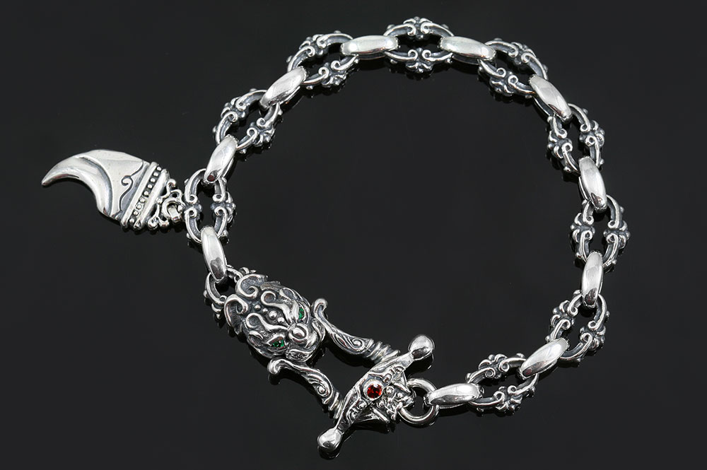 Luxurious bracelet of corrugated beads in light stone color and metal in  the shape of a silver lion - bracelet